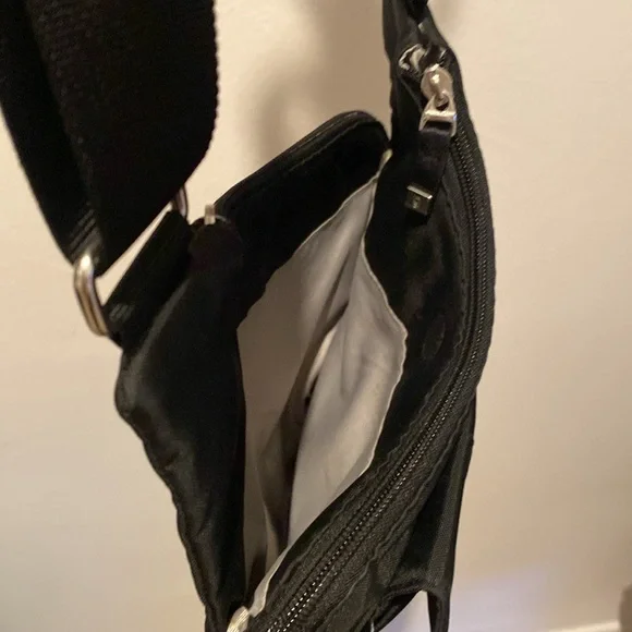 NWOT Baggallini RFID Cross City Bag in Black - Picture 5 of 11